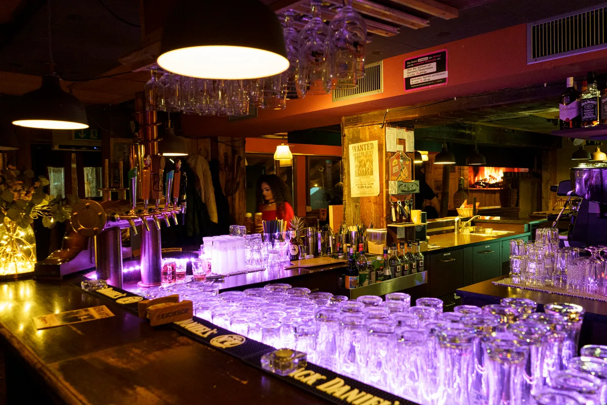 Seit 2016 wird der Saloon als Restaurant zwischengenutzt. Bild von einer Bartheke mit Gläsern, Zapfhahnen und viel Holz.